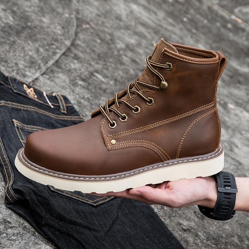 Men's casual chukka boots in a sleek design, suitable for both day and evening wear