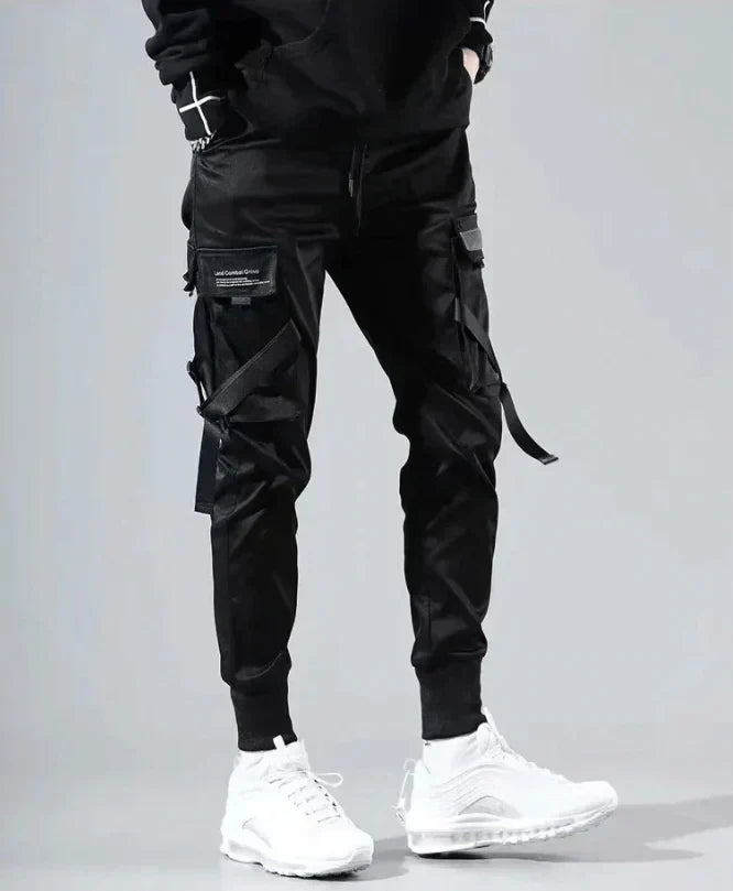 Men's urban multi-pocket cargo pants, essential for a rugged streetwear or casual outfit.