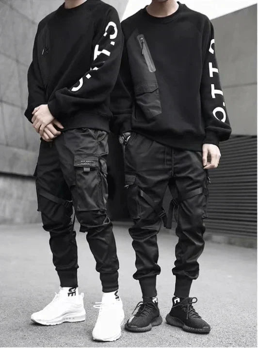 Durable men's cargo pants with ample pockets, suitable for urban streetwear & outdoor adventures.