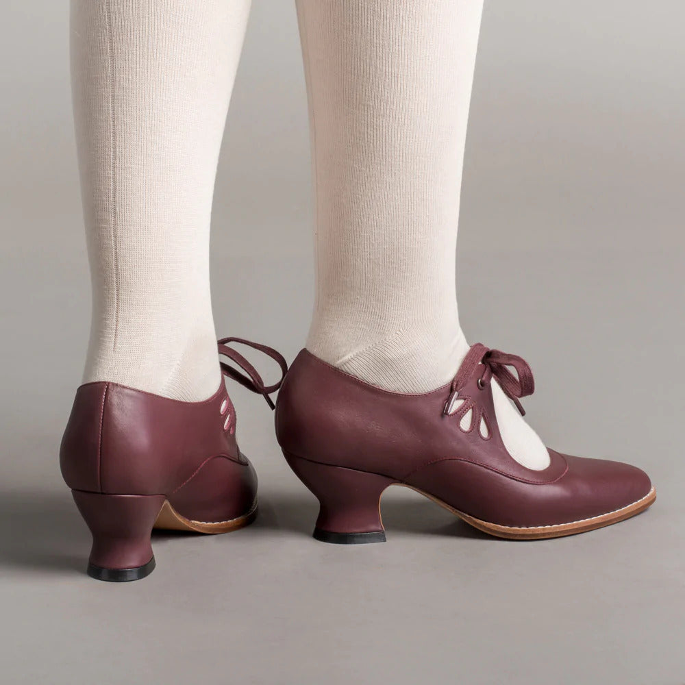 Elegant black leather pumps with orthopedic comfort for women, ideal for long days at work.