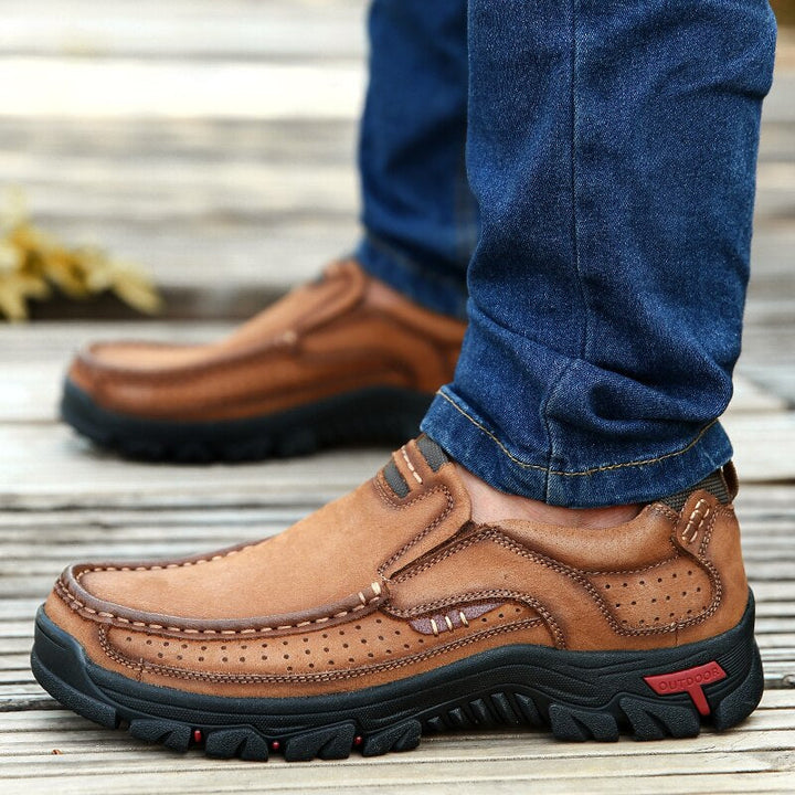 Men's durable hiking shoes, non-slip sole & arch support ensure stability & comfort on long trails.