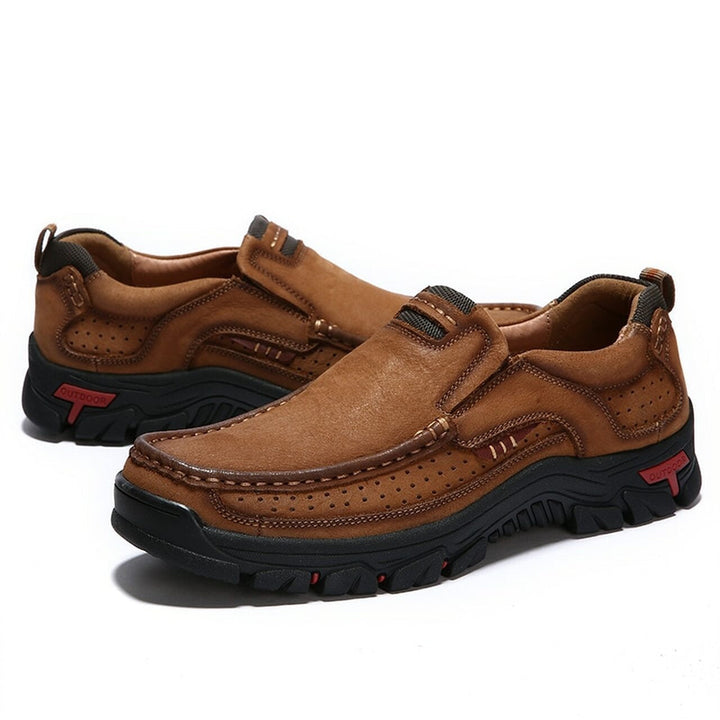 Lightweight men's walking shoes, orthopedic features & arch support for active outdoor adventures.