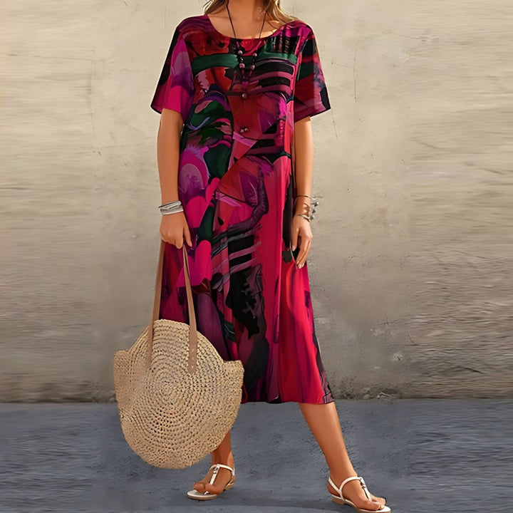 Comfortable plus size short sleeve maxi dress in an abstract print, ideal for day wear or a relaxed outing.