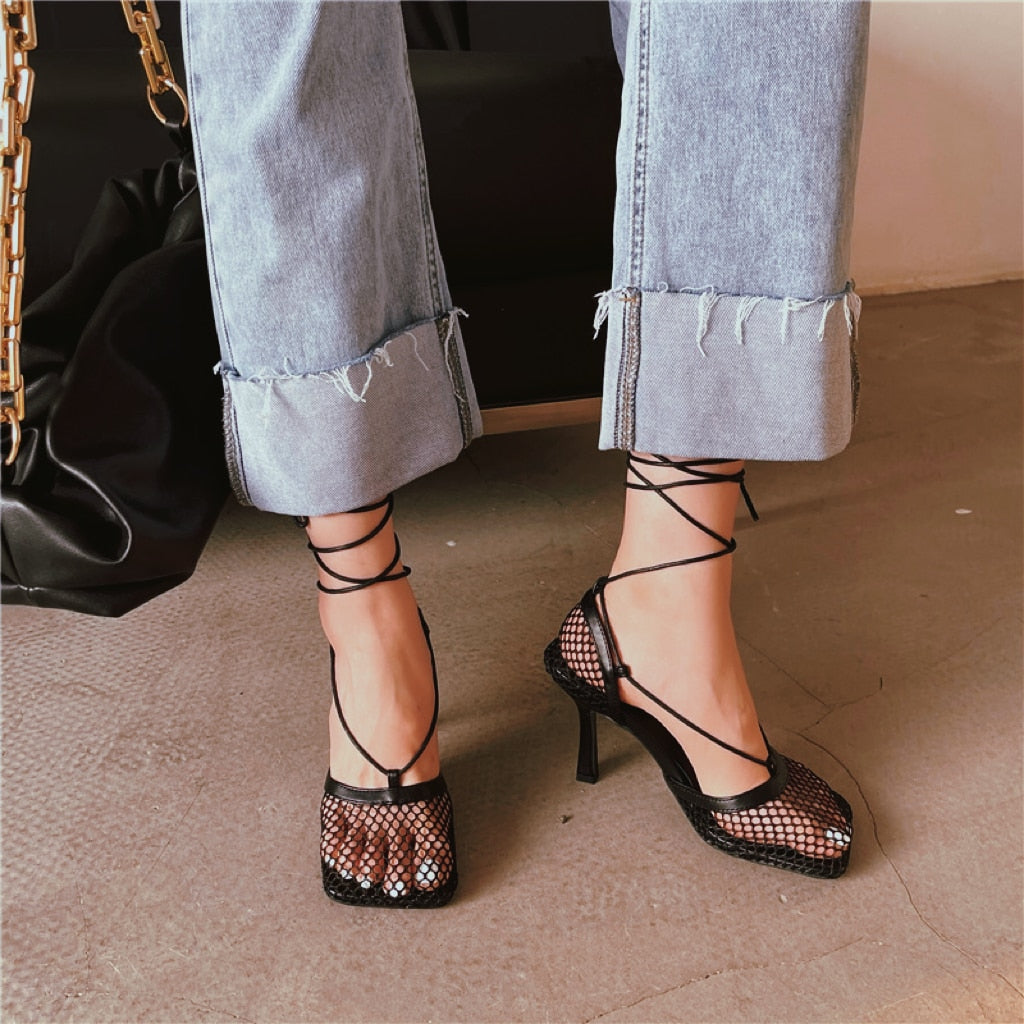 Versatile women's pumps: pointed toe, elegant lace-look design & comfortable block heel. Chic for any event.