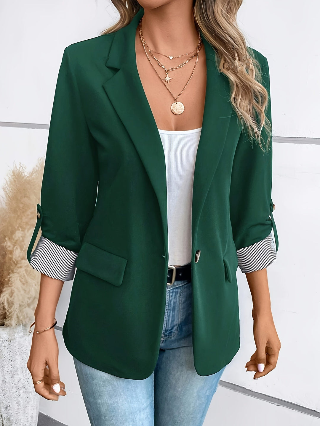 Fashionable women's long-sleeve blazer, a versatile casual jacket for the office or sophisticated look.