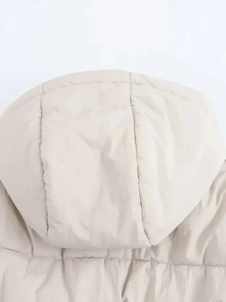 Women's cropped puffer jacket, insulated for ultimate comfort, featuring a trendy and flattering fit
