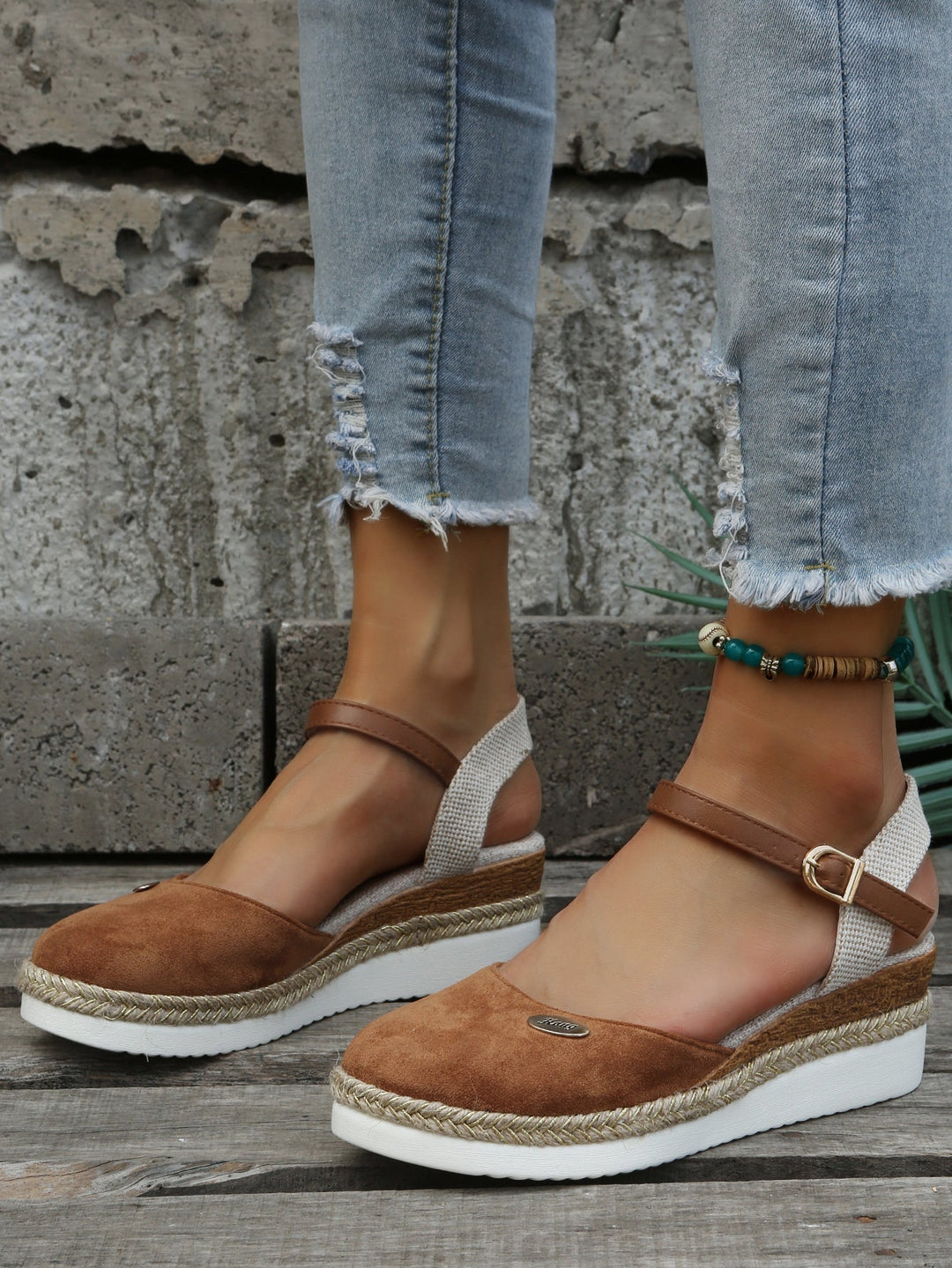 Lightweight women's espadrilles: comfortable flat summer shoes for casual & holiday wear.