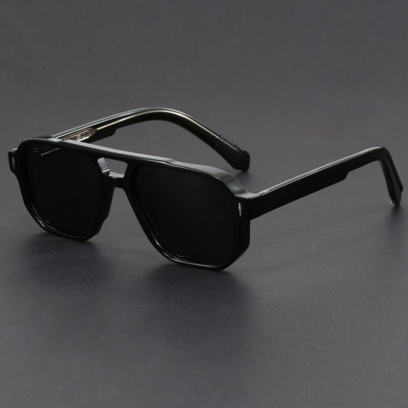 Fashionable unisex aviator sunglasses, perfect for adding a touch of classic style to any outfit