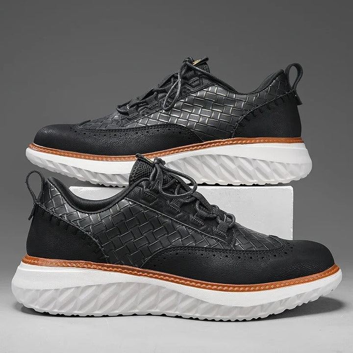 Unisex comfort sneakers in black and white, suitable for casual outfits and light exercise.