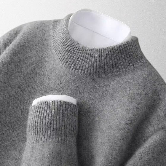 Soft knitwear: a charcoal grey unisex cashmere pullover sweater, ideal for luxury and warmth in winter.