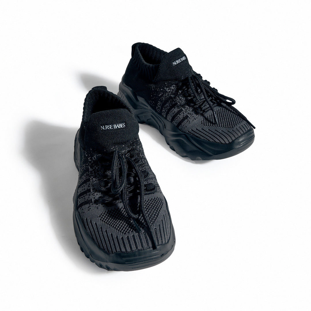 Orthopedic shoe with adjustable strap, suitable for various foot widths and swelling