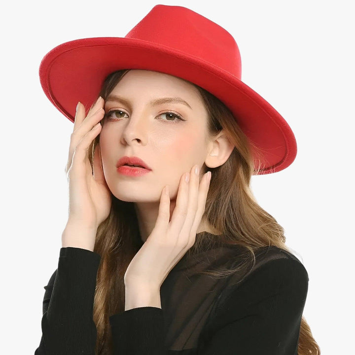Elegant unisex vintage fedora hat in beige wool felt. Ideal for autumn, winter, adding a classic touch.