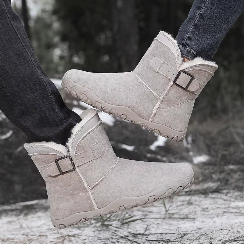 Warm minimalist winter boots, unisex, ideal for outdoor comfort & flexibility.
