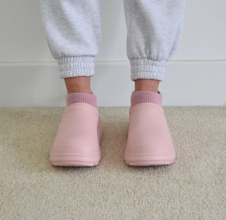 Soft women's casual clogs with thick cloud cushioning and a sturdy weatherproof build for outdoor comfort.
