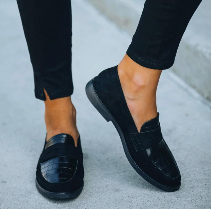Fashionable women's loafers in black with unique crocodile print, ideal as dress shoes.