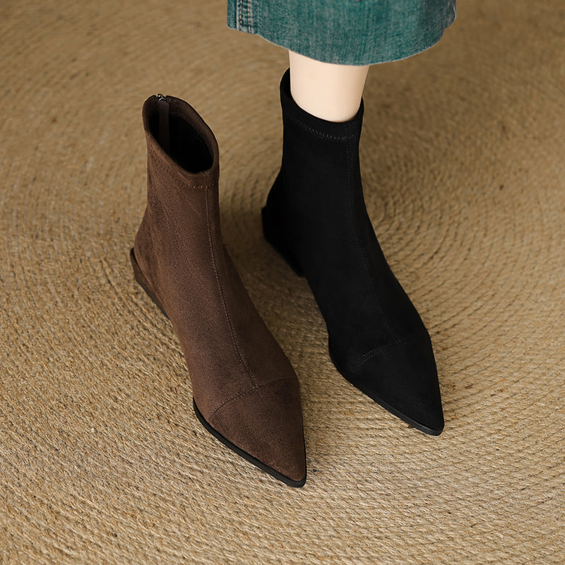 Fashionable women's ankle boots: black, pointed toe, and sturdy block heel, ideal for any outfit