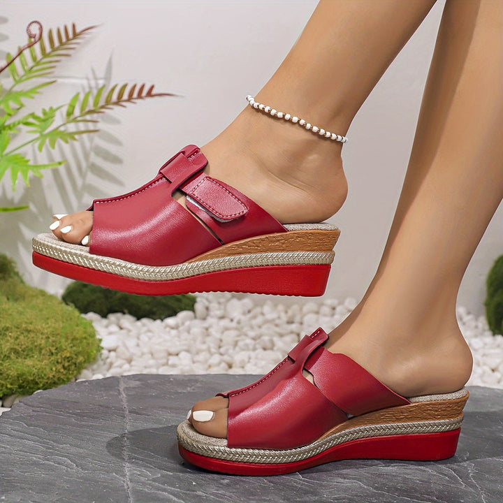 Stylish & comfortable flat open-toe sandals for women, perfect for warm weather.