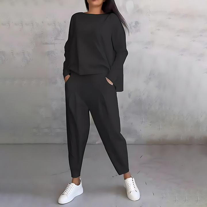 Women's casual loose-fit long sleeve top and tapered pants matching set, comfortable lounge wear.