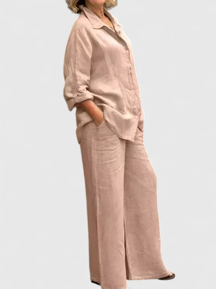 Chic women's comfortable lounge set, perfect for versatile everyday style with a relaxed fit.