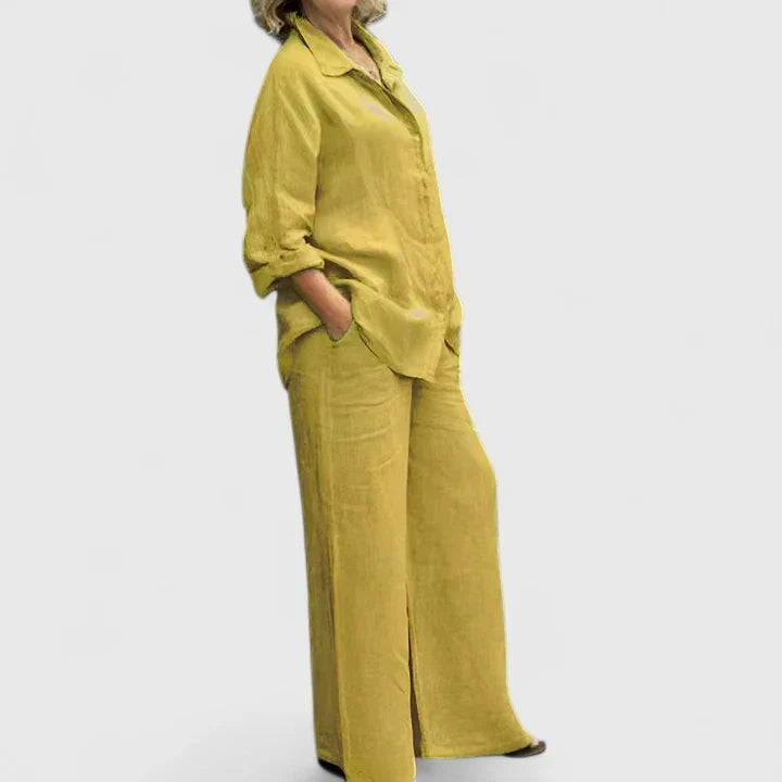 Women's two-piece lounge set, comfortable and stylish for a chic, relaxed everyday look.