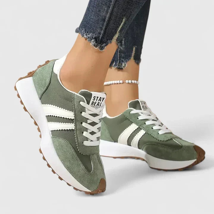 Women's chunky sole gym shoes, designed for running and training. Lace-up athletic sneakers for active fitness.