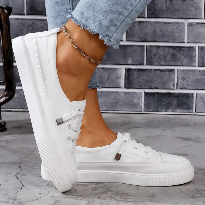 Stylish women's low-top flatform sneakers with lace-up closure, offering comfortable and versatile fashion.