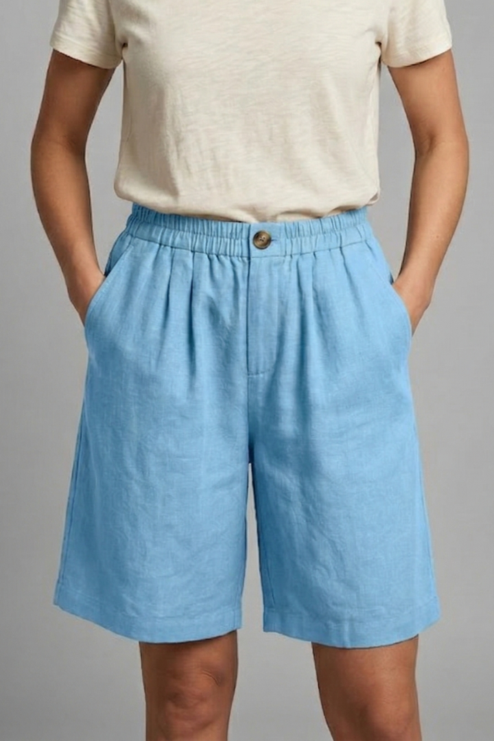 Everyday comfort shorts for women, with an elastic waist, mid-length, and practical side pockets.