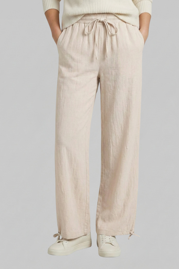 Comfortable women's pants, elastic waist, side pockets, tapered leg, perfect for a relaxed look.