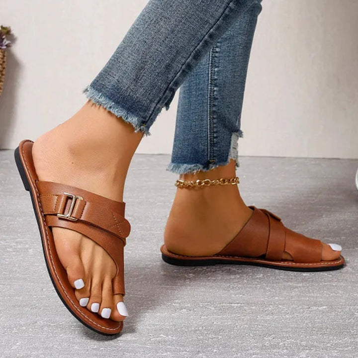 Comfortable women's casual sandals featuring an open-toe design and stylish buckle detail.