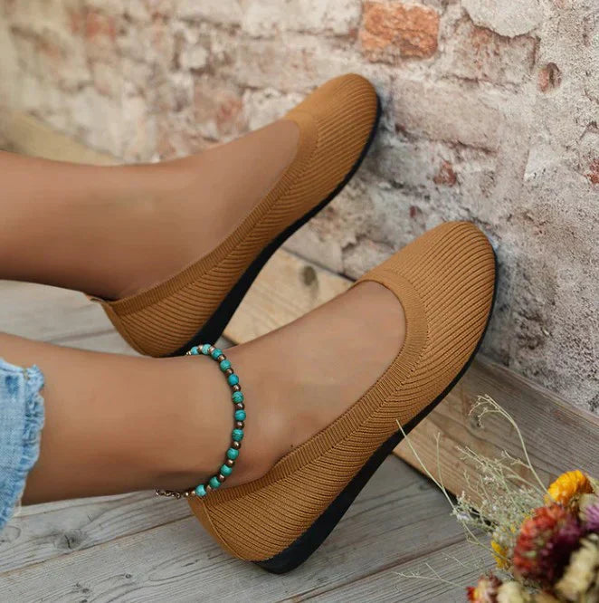 Flexible sole on women's comfortable ballet flats, ensuring all-day support & easy movement.