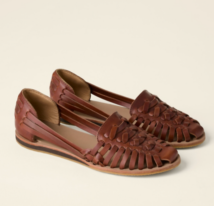 Lightweight women's slip-on sandals, perfect for versatile everyday use and effortless casual footwear.