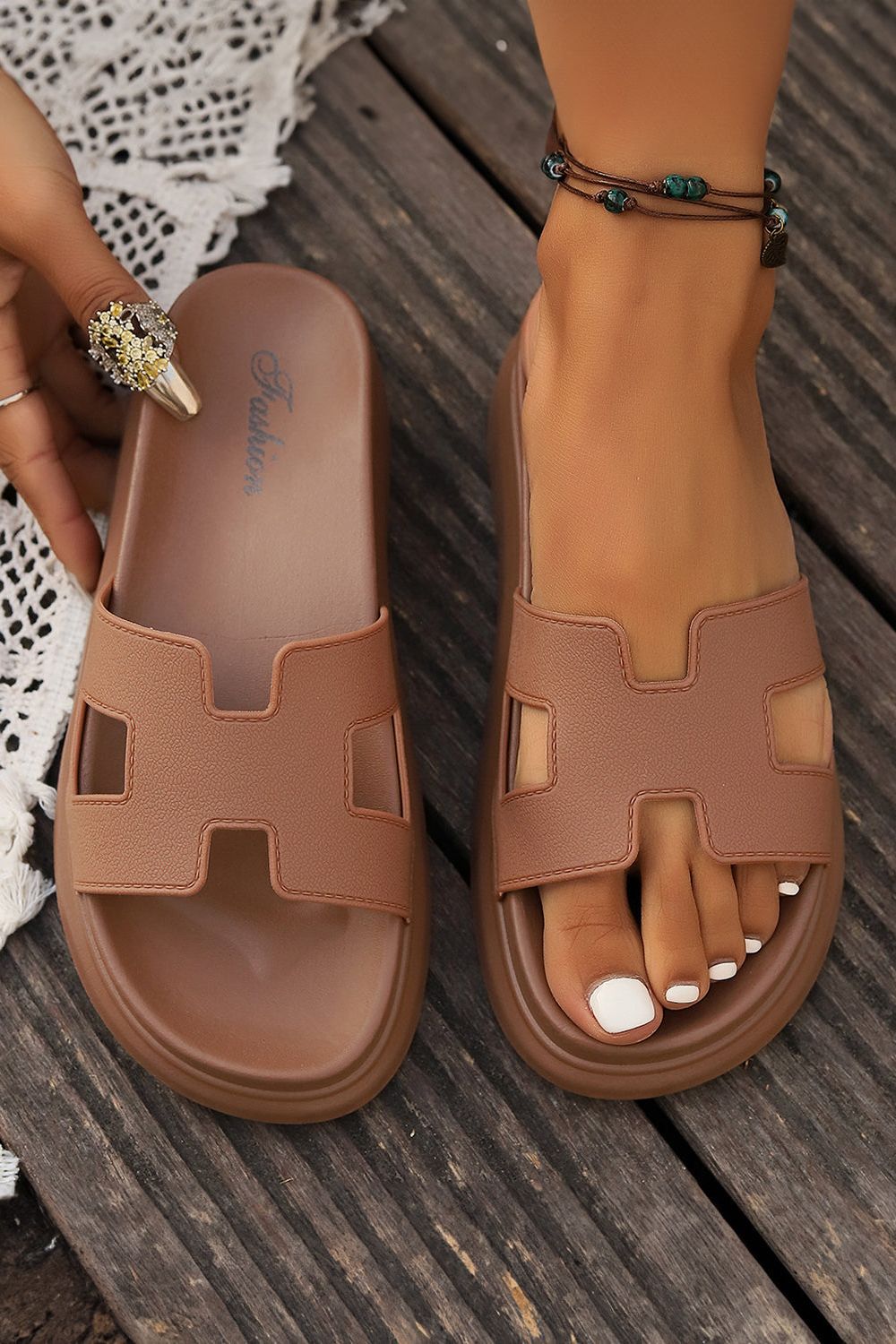 Women's comfortable open-toe sandals with a versatile strappy design.