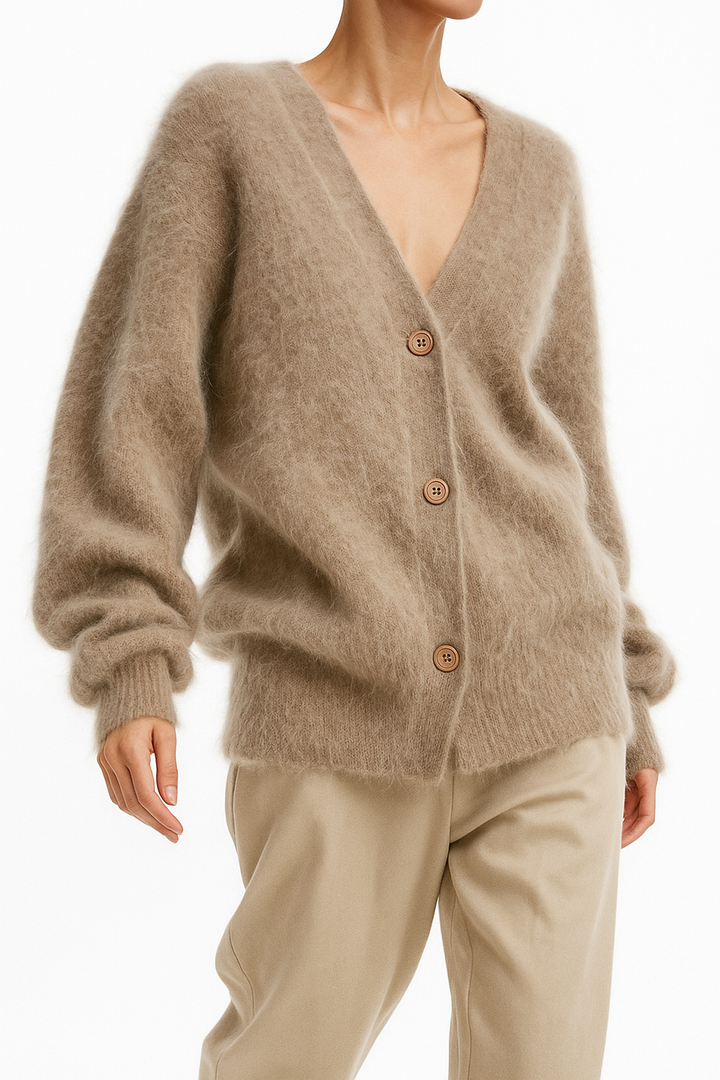 Women's oversized sweater in a heather grey, a timeless and comfortable winter essential