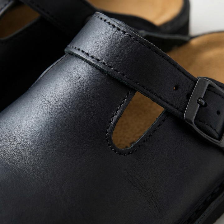 Comfortable women's slip-on clogs, ideal for everyday wear, featuring cushioned support and casual style.