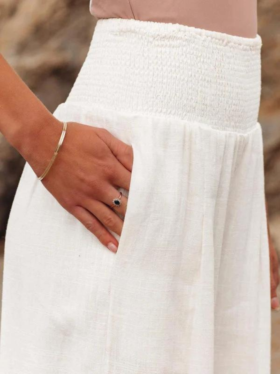 Stylish women's wide leg beach pants, flowy fabric & elastic waist for effortless summer comfort.
