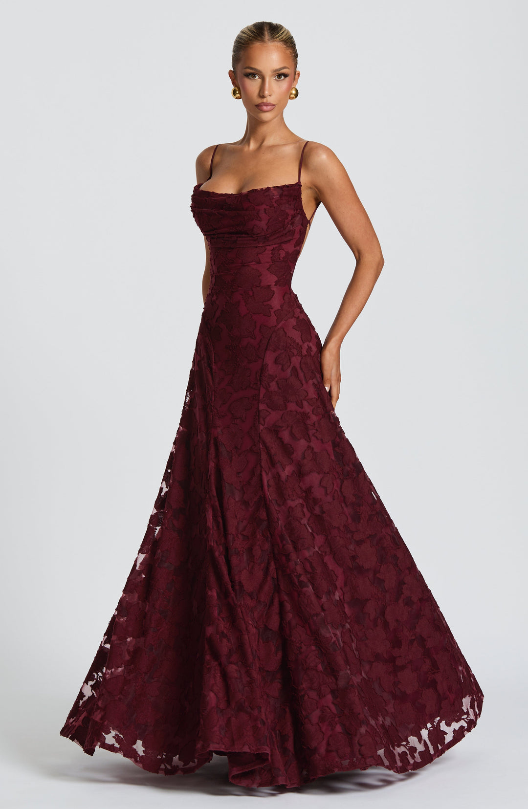 Sleeveless women's floral maxi dress, ideal for elegant events, with a waterfall neckline and lace-up back.