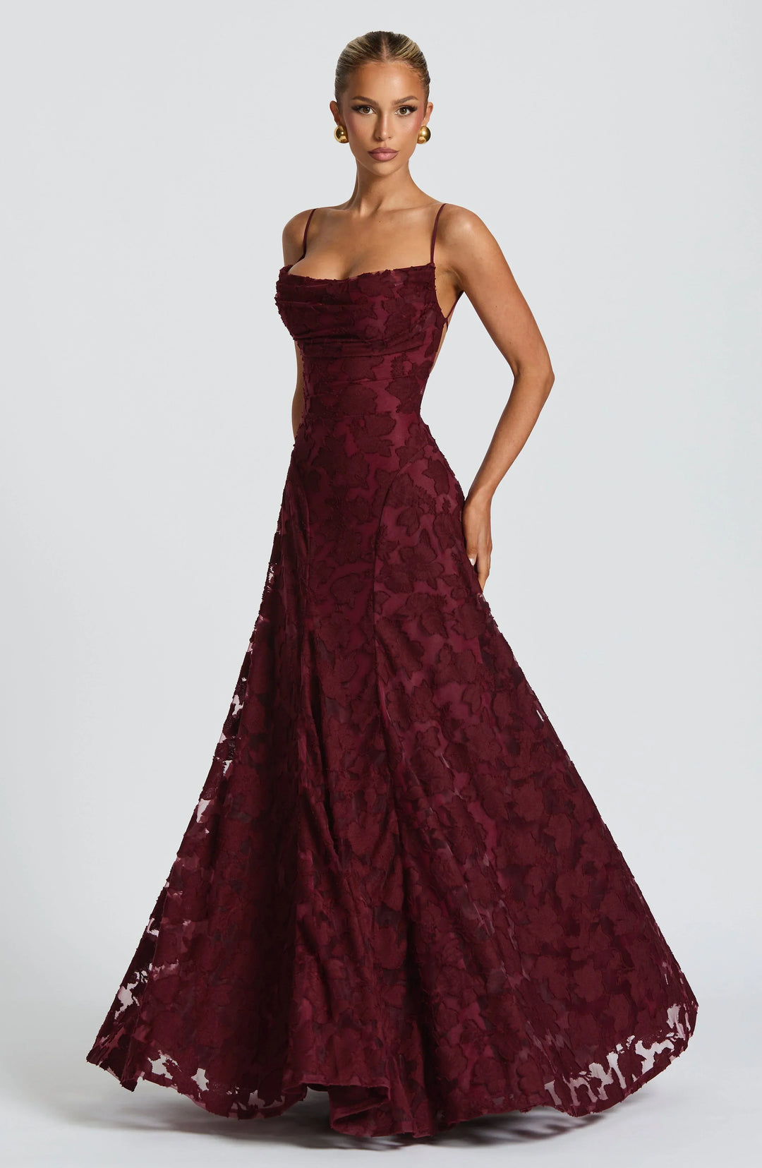 Stylish women's maxi dress with an elegant flowy silhouette, great for party wear.
