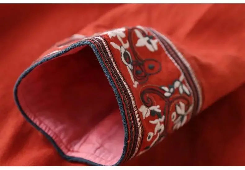 Women's casual patterned blouse, V-neck, relaxed fit. Stylish & comfortable everyday wear.