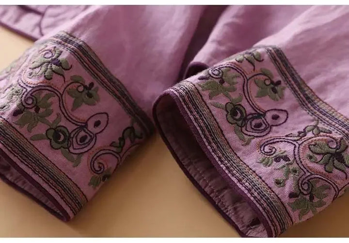Chic women's patterned blouse, relaxed fit, V-neck. Stylish & comfortable for casual wear.