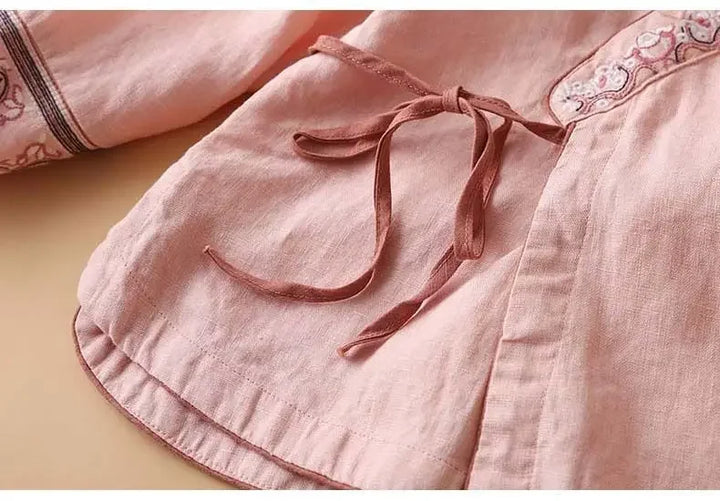 Stylish women's patterned blouse, relaxed fit, embroidered V-neck. Versatile and elegant.