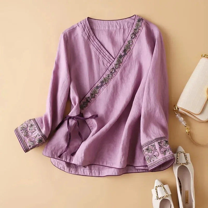 Comfortable women's patterned blouse, relaxed fit, elegant V-neck. Versatile & chic.