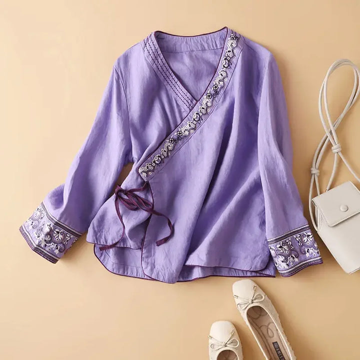Relaxed fit women's patterned blouse, V-neck. Elegant & comfortable for daily wear.