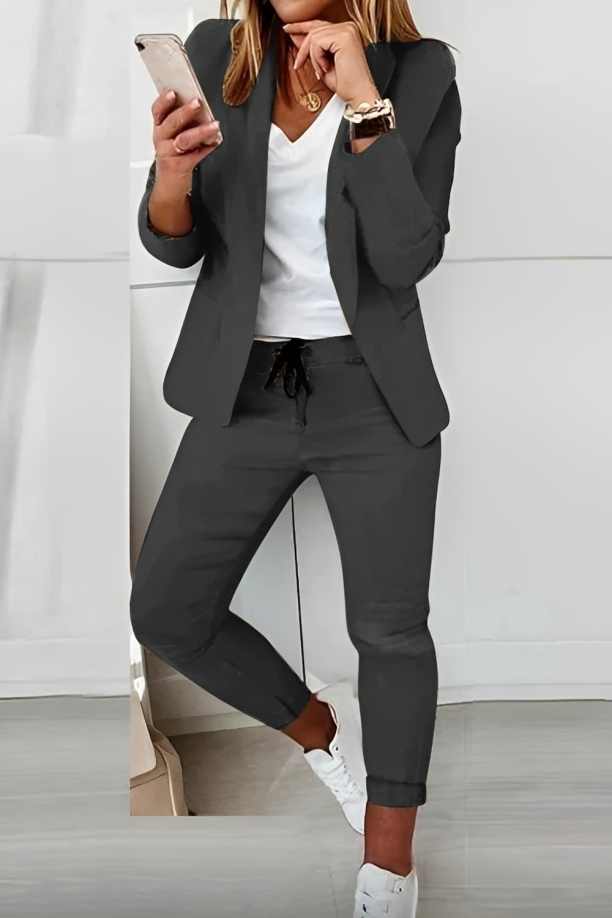 Versatile women's two-piece suit: a stylish blazer & matching pants. Perfect for smart casual, elegant fashion, and events.