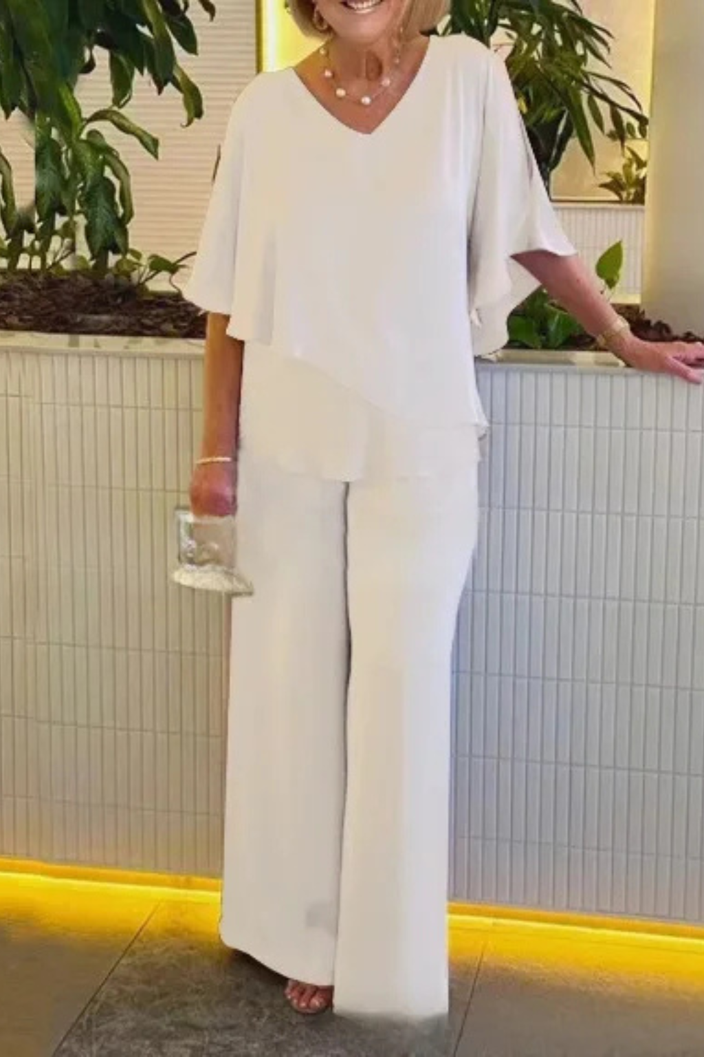 Women's fashion set: graceful V-neck batwing top & flattering wide leg pants. Ideal for modern elegance.