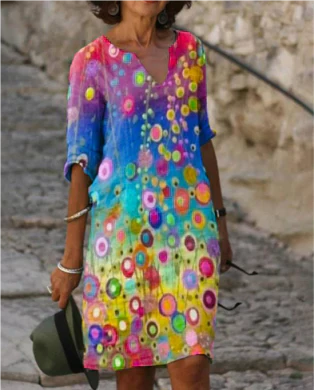 Fashionable women's midi dress in a floral design, featuring a classic V-neck. Great for summer.