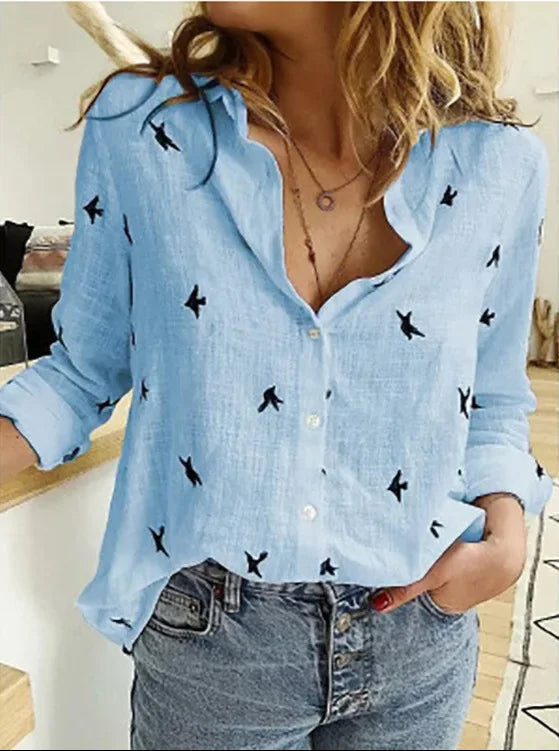 Relaxed fit women's vintage blouse with floral print. A comfortable long-sleeve top for casual spring fashion.