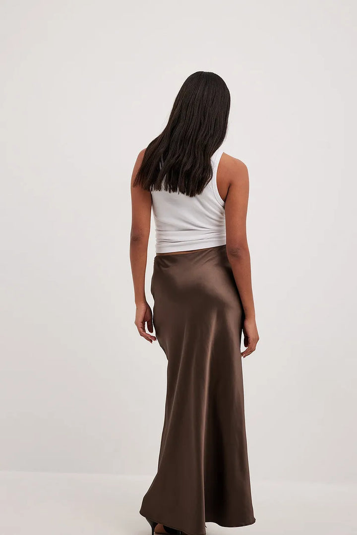Women's high-waist flowing satin midi skirt, a chic and elegant addition to any wardrobe.