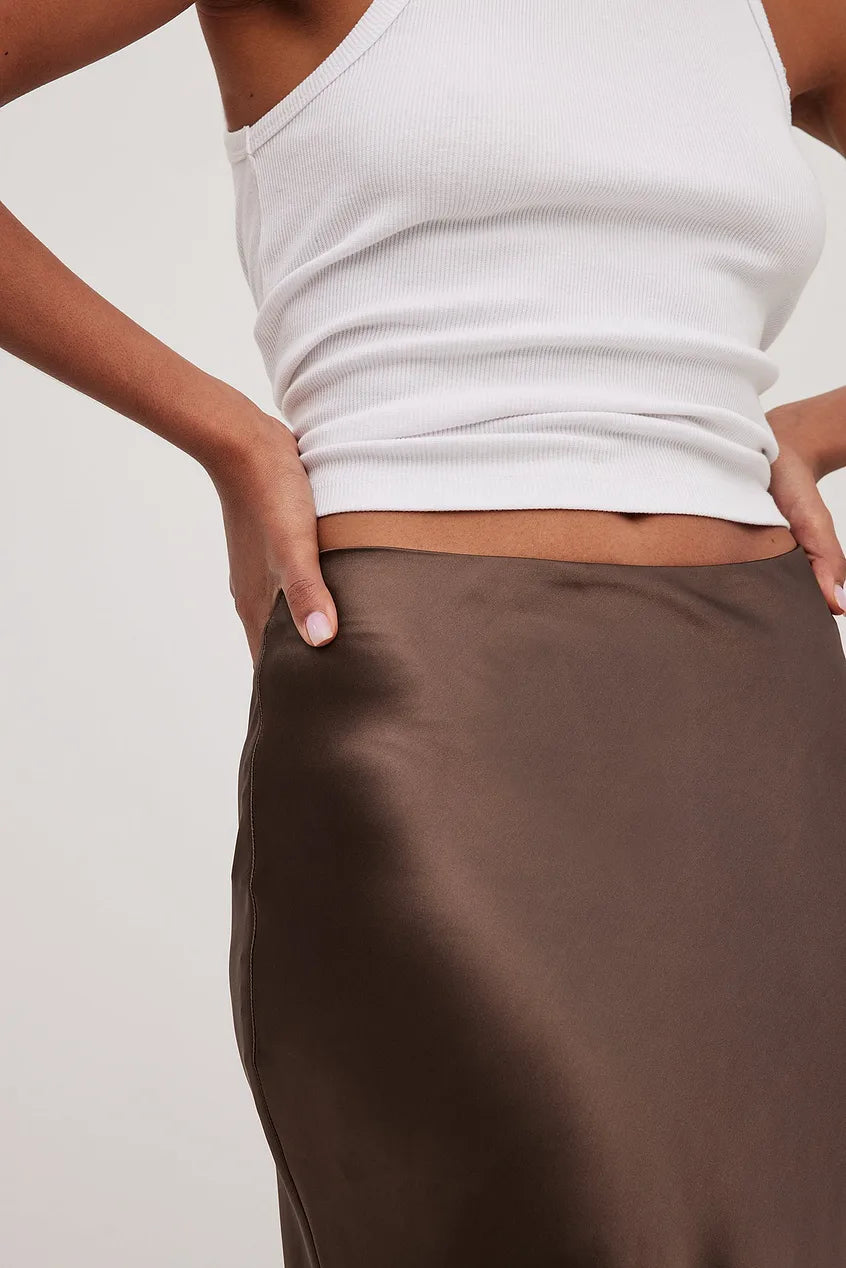 Versatile high-waist midi skirt for women, in flowing satin for elegant party wear.