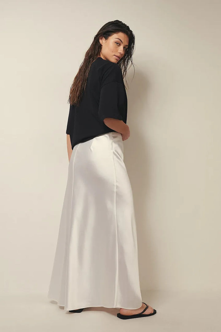 Versatile women's midi skirt, high-waist and flowing satin for a chic fashion statement.