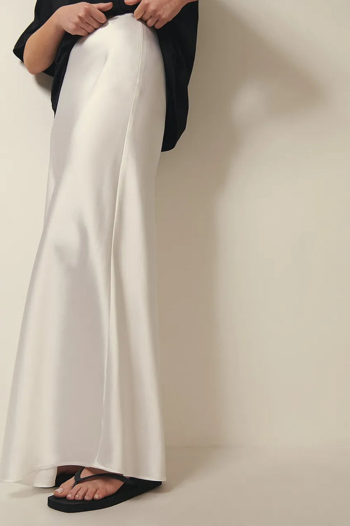 Women's elegant satin midi skirt, high-waist and flowing, ideal for sophisticated occasions.